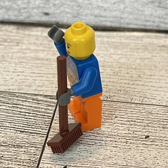 Lego Minifigure Twn232 Sanitation Worker 10680 Garbage Truck W/ Broom - Picture 2 of 4
